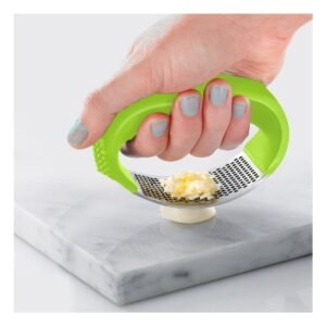 Triturador de Ajo con Mango de Plastico Verde Limon y Plateado para Cocina Organizada